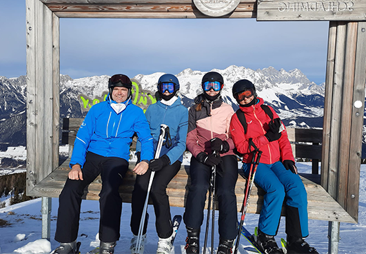 Gottinger一家在阿尔卑斯山滑雪