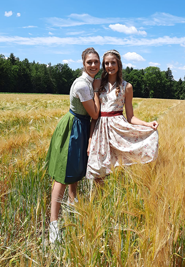 穿着奥地利传统服装的哥廷格姐妹